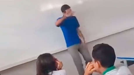 Un maestro pasa dos meses sin sueldo y sus alumnos hacen una colecta sorpresa