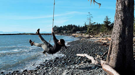 VIDEO: Una joven madre es rescatada por bomberos tras quedar atrapada en un columpio