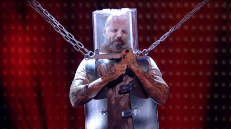 VIDEO: Un ilusionista comete un error y casi se ahoga durante un programa televisivo