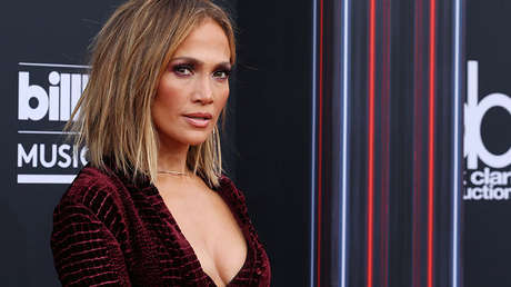 FOTOS: Jennifer López ostenta un lujoso bolso Valentino y causa polémica en la Red