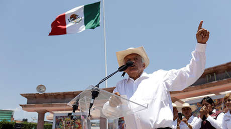 VIDEO, FOTOS: López Obrador presume de silla presidencial que usará en caso de ganar las elecciones
