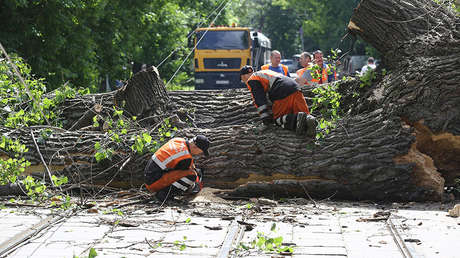 FOTOS, VIDEOS: Vientos huracanados arrancan todo a su paso por Rusia central