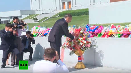 VIDEO: Lavrov deposita flores en monumentos de Corea del Norte