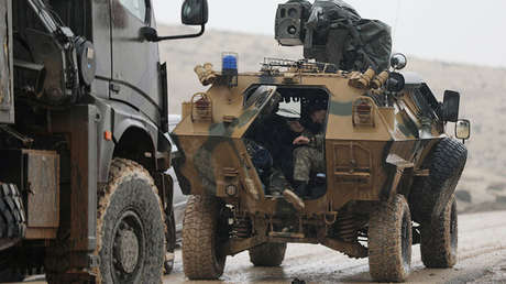 FUERTE VIDEO: Un blindado turco pasa por encima de una anciana kurda y la mata en el acto