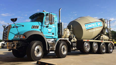 VIDEOS: Un inmenso socavón en plena calle se traga un camión y un automóvil en Argentina
