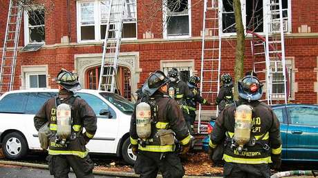 VIDEO: Intenta suicidarse desde una ventana y un bombero lo atrapa en plena caída