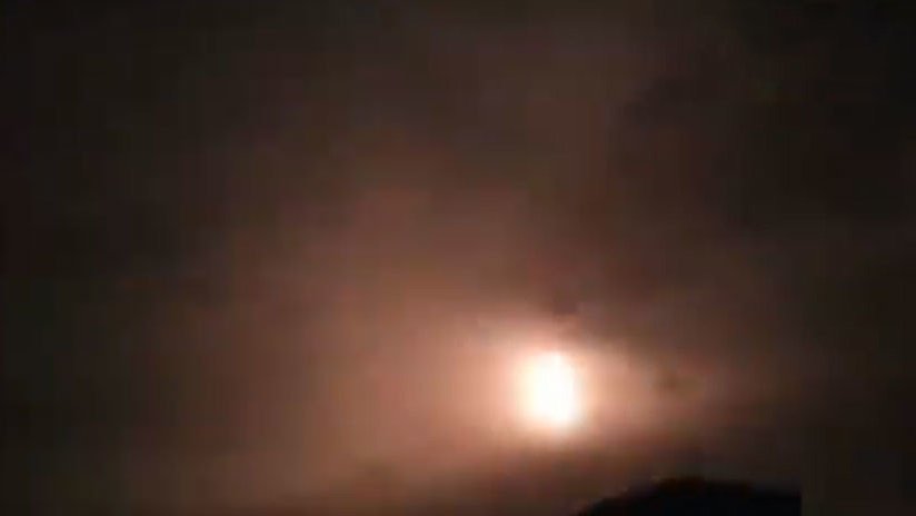 VIDEO: Graban la caída de una bola de fuego en llamas en China