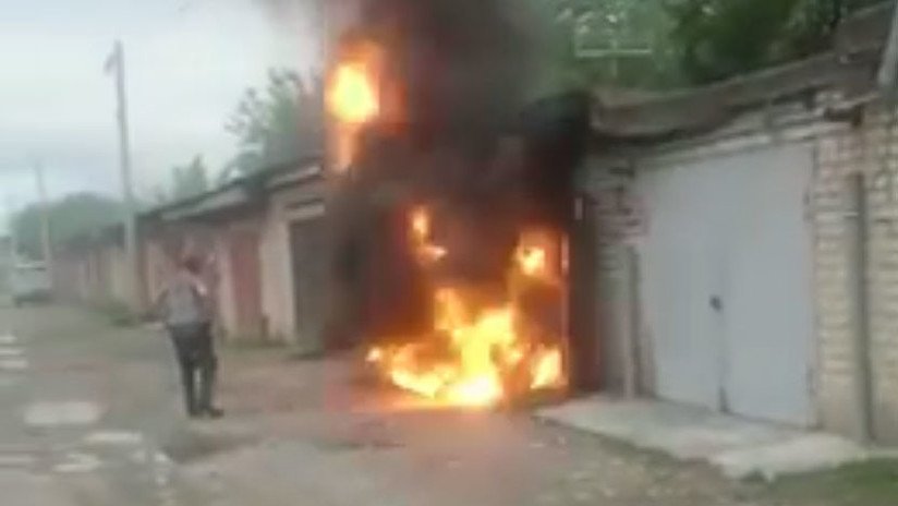 "¡Te dije que no te acercaras!": Sale despedido por la explosión de un garaje (FUERTES IMÁGENES)