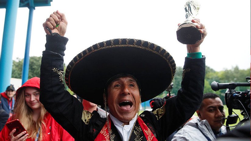 VIDEO: Alegres hinchas mexicanos 'provocan' un accidente en Rusia (y animan a los conductores)