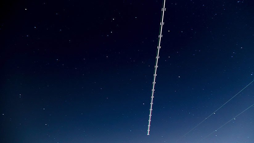 ¿Un misil secreto? Captan un objeto no identificado sobre una estación naval en EE.UU. (FOTOS)