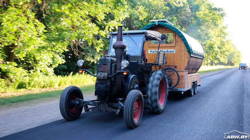 Este es el hombre que viaja al Mundial en un tractor de 1936 con un 'barril de cerveza'