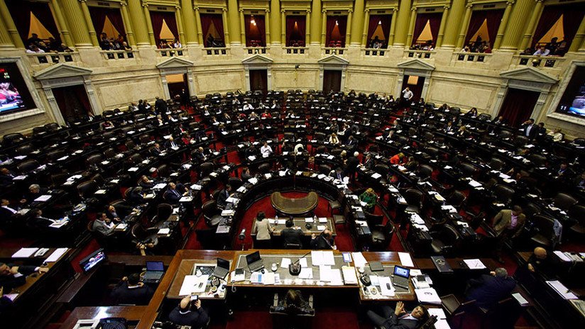 Emociones, gritos y pañuelos: El acalorado debate en torno a la ley a favor del aborto en Argentina