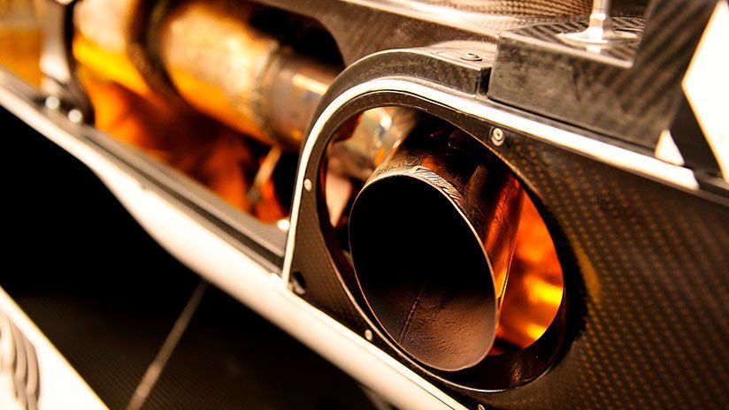 VIDEO: Una joven queda con la cabeza atascada en el tubo de escape de una camioneta