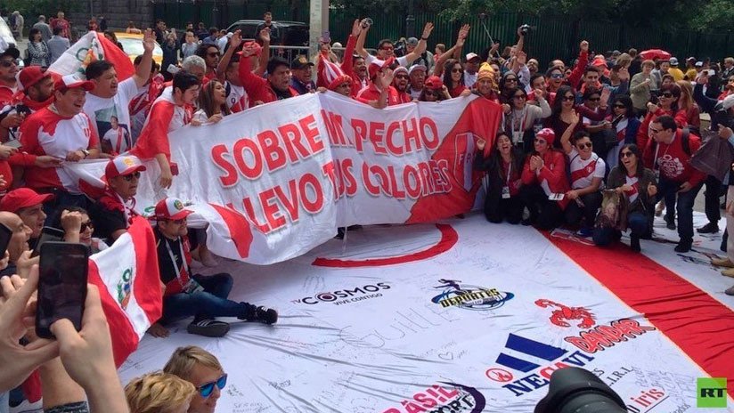 "Sobre mi pecho llevo tus colores": Hinchas peruanos revolucionan el centro de Moscú (FOTO, VIDEO)