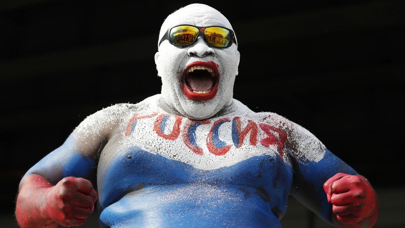 Imagen mundial: La colorida foto de un hincha animando a Rusia se hace viral