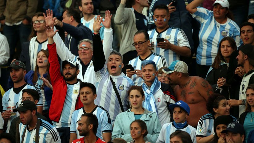 "Un minuto de silencio, para Chile que está muerto": Hinchas argentinos hacen un funeral para Vidal