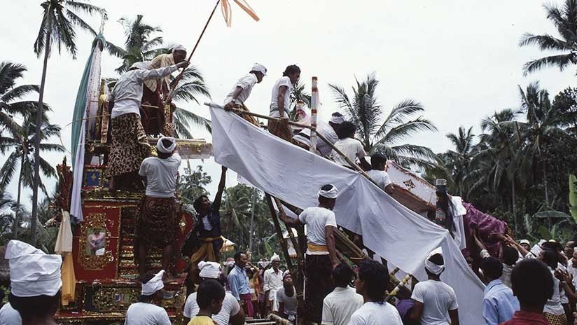 VIDEO: Un hombre muere en un funeral aplastado por el ataúd de su madre 