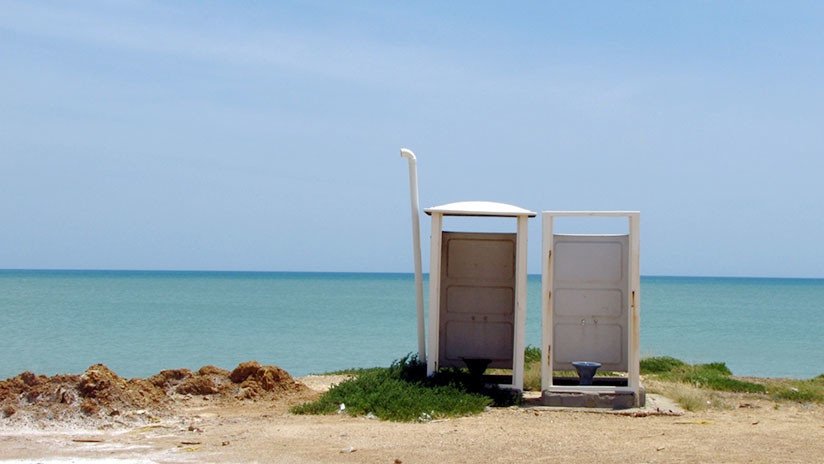 VIDEO: Una fuerte ráfaga de viento hace volar por los aires a dos baños portátiles en EE.UU.