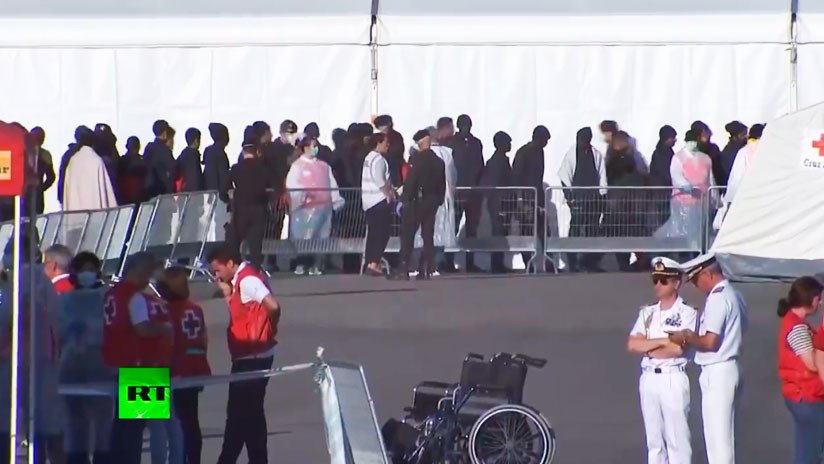 Cientos de migrantes del barco Aquarius llegan a España