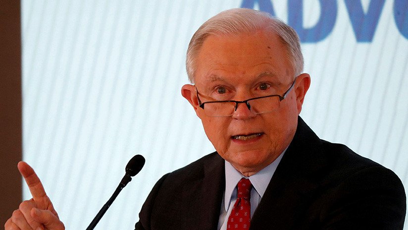 Sessions defiende la política migratoria de Trump: "Los nazis no permitían que los judíos se fueran"