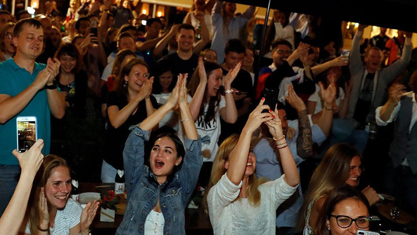 VIDEO: Los aficionados celebran en triunfo de Rusia sobre Egipto en las calles de Moscú