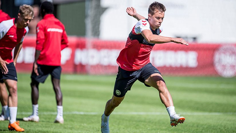 Futbolistas daneses le pagan un jet privado a un compañero para que vea a su hija recién nacida