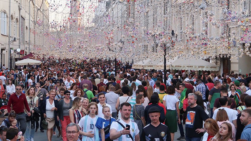 VIDEO: Una reportera colombiana es acosada en una trasmisión en directo del Mundial