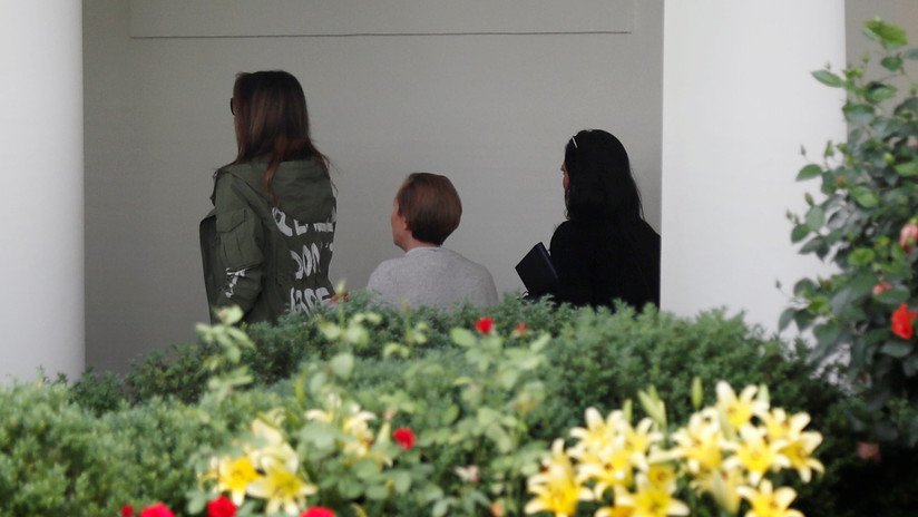 Trump explica el significado del polémico mensaje que Melania lucía en la espalda