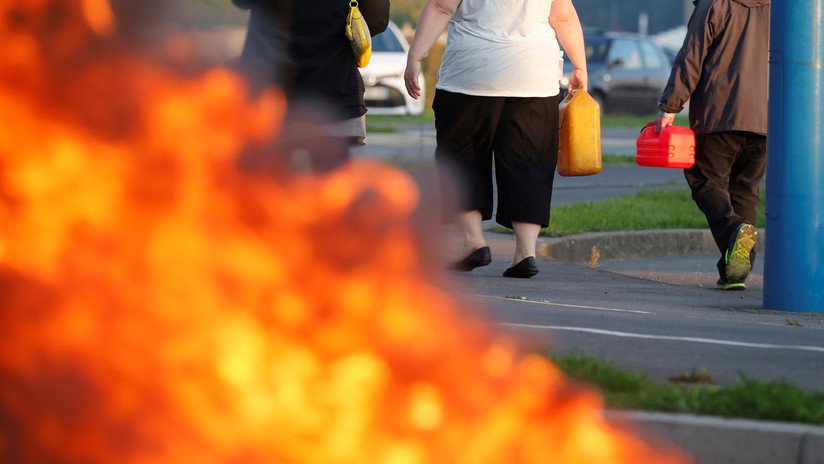 FUERTE VIDEO: Un hombre arroja gasolina en el rostro de su portero y le prende fuego en Brasil (18+)