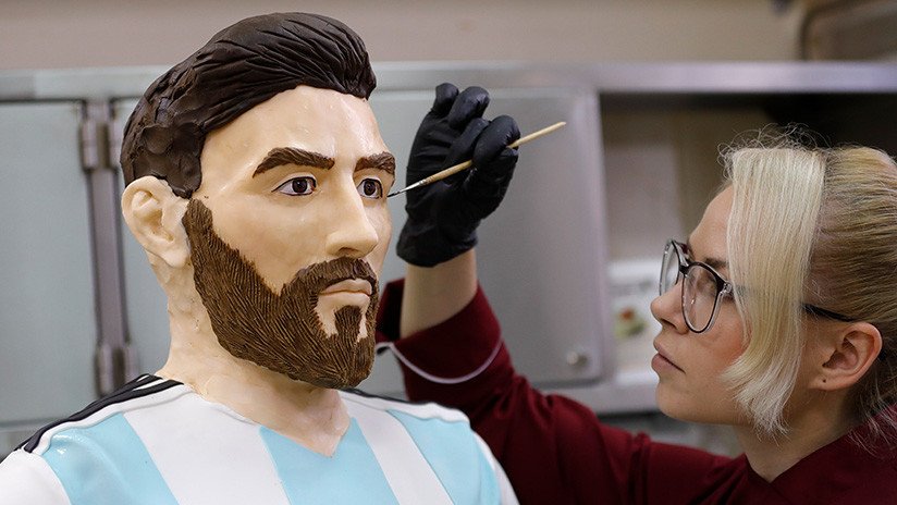 FOTOS: Confiteros rusos fabrican un Messi de chocolate de tamaño real para el cumpleaños del ídolo