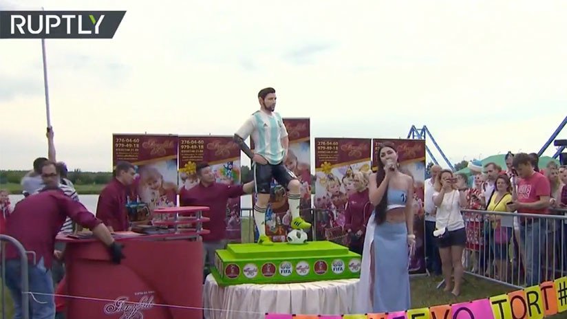 VIDEO: Rusos celebran el cumpleaños de Messi con un pastel y un doble del 'crack' hecho de chocolate