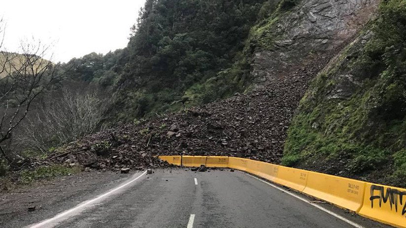 VIDEO: Un conductor para su vehículo para grabar un alud y se salva de milagro