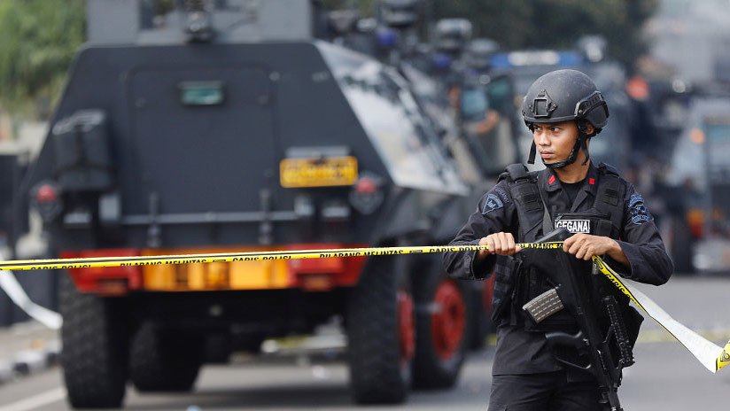 Desconocidos abren fuego contra un avión cuando aterrizaba en Indonesia 