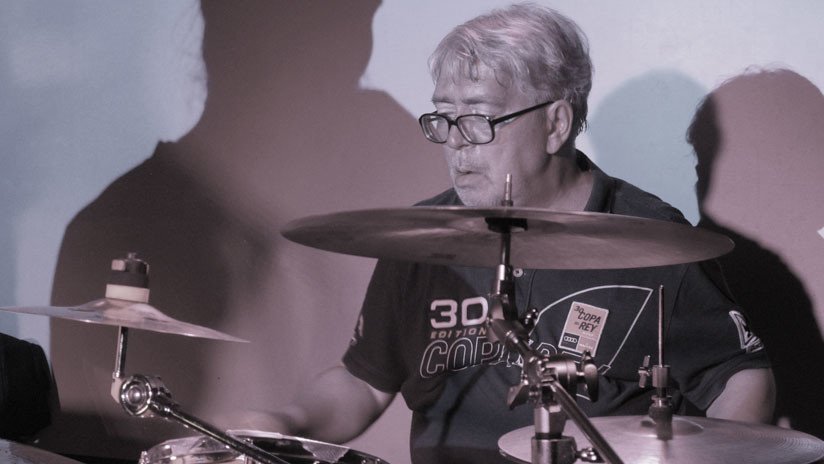 Muere el músico ruso expulsado de un vuelo por su insoportable olor (causado por una enfermedad)