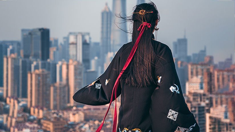 Una multitud persuade a una chica para que se suicide saltando al vacío