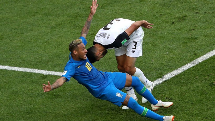 Le puede salir caro: Un bar ofrece tragos gratis por cada caída de Neymar (FOTOS)