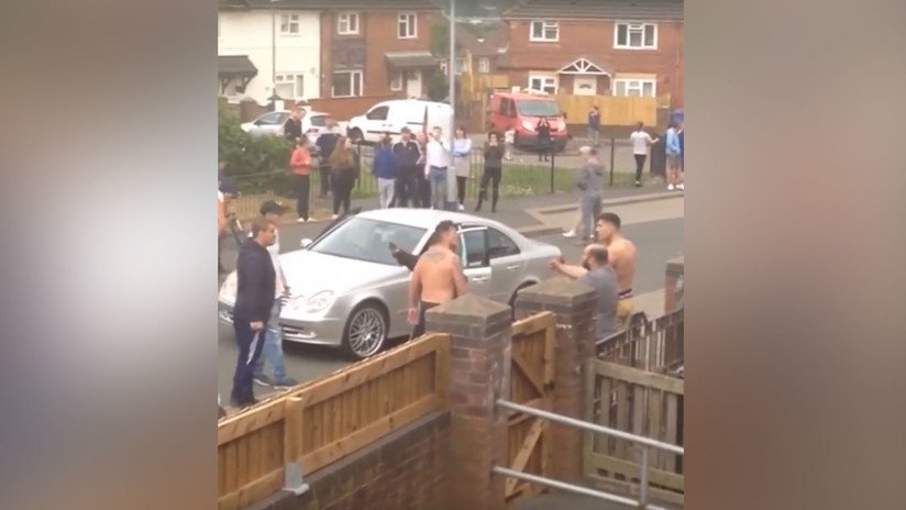 VIDEO: Asalto violento a un Mercedes termina en una pelea con palos y martillos