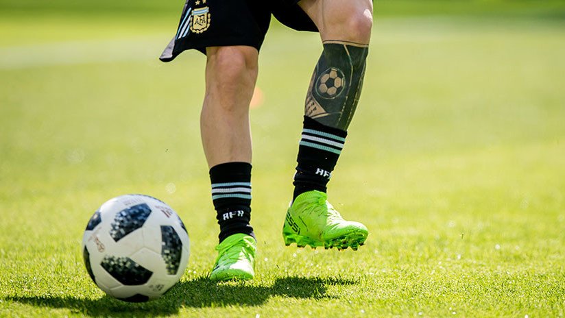 ¿Qué puso Messi bajo su media que le habría ayudado a anotar ante Nigeria? (VIDEO) 