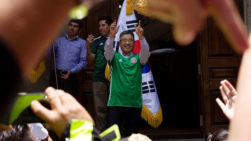 "¡Coreano, hermano, ya eres mexicano!": Hinchas aztecas 'emborrachan' al cónsul surcoreano (VIDEO)