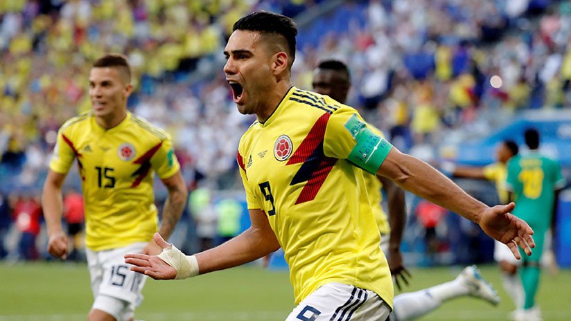 Un escultor erige un monumento en honor al futbolista Falcao en un barrio de Colombia