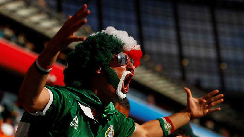 VIDEO: Un hincha mexicano gasta una broma a un policía ruso con un pene de mentira