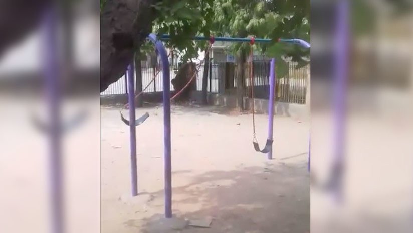 Un columpio empieza a moverse sin ayuda del viento y el autor del video huye despavorido