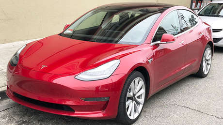 Este mecánico de 96 años tiene un Tesla Model 3 y es su coche favorito