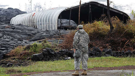 VIDEO: Fue a controlar su casa afectada por la lava en Hawái y un vecino le apuntó con arma