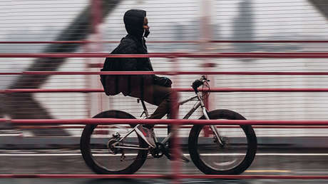  VIDEO: Un ciclista con un enorme 'cuchillo zombi' agrede a un conductor en Londres 