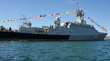 La sexta corbeta rusa Buyán de misiles guiados iza la bandera de San Andrés en Sebastopol