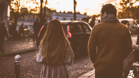 VIDEO: Un peatón defiende a una mujer en plena calle noqueando a su agresor de un violento cabezazo
