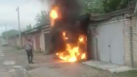 "¡Te dije que no te acercaras!": Sale despedido por la explosión de un garaje (FUERTES IMÁGENES)