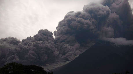 Efecto Photoshop: Las cenizas del Volcán de Fuego 'retocan' un campo de golf en Guatemala