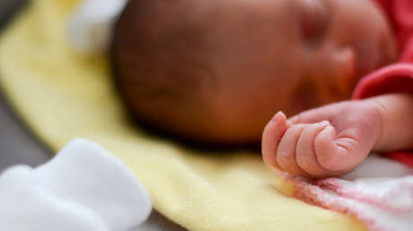 VIDEO: Un hombre besa a su bebé recién nacido antes de abandonarlo en una iglesia en India